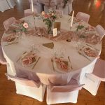 table ronde décorée avec nos accessoire de décoration et vaisselle