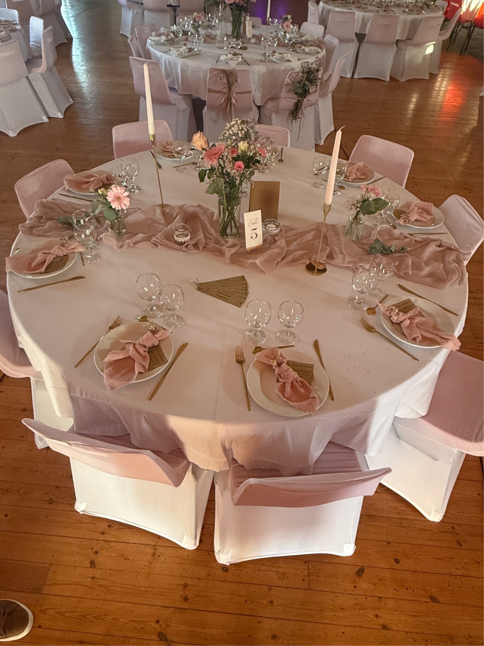 table ronde décorée avec nos accessoire de décoration et vaisselle